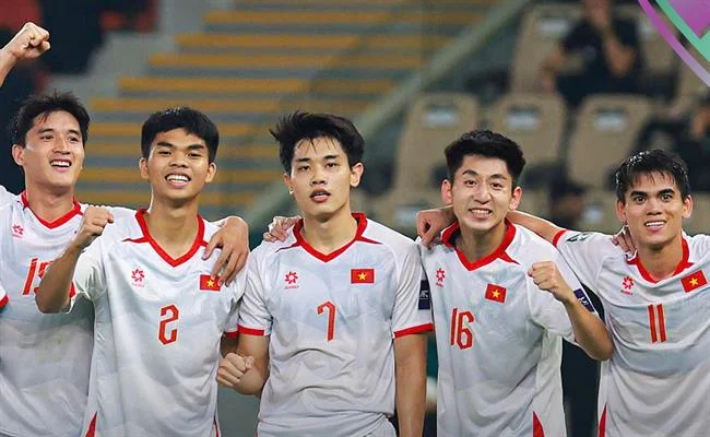 Bàn chơi Poker với chip và lá bài tại Awin68